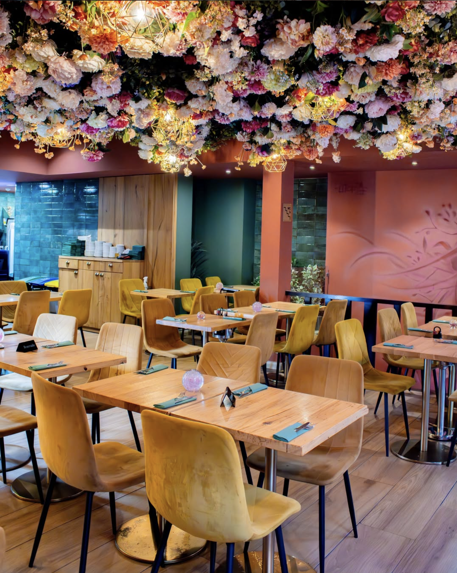 Sala de jantar Fiorella com teto floral