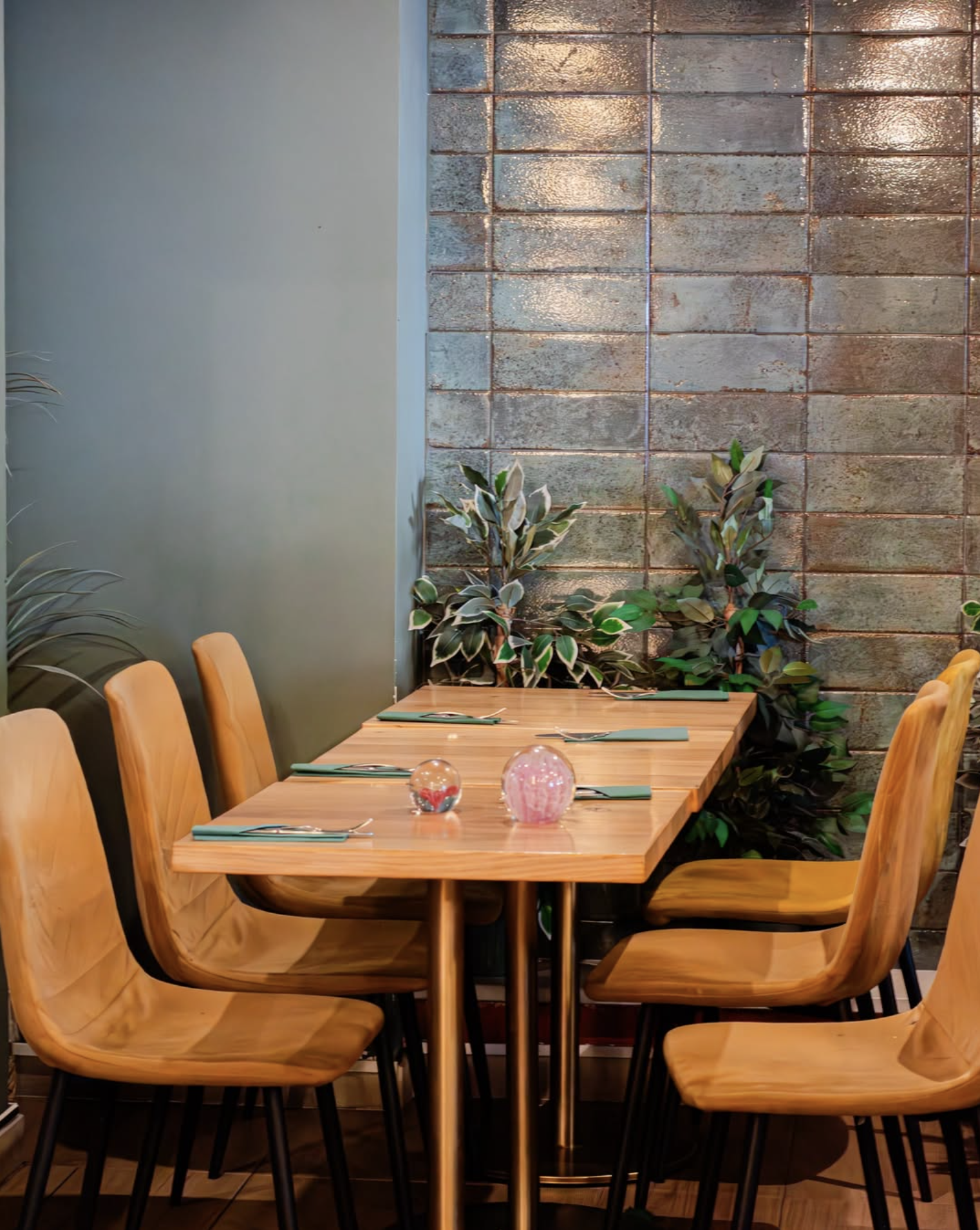 Mesa posta com detalhe floral